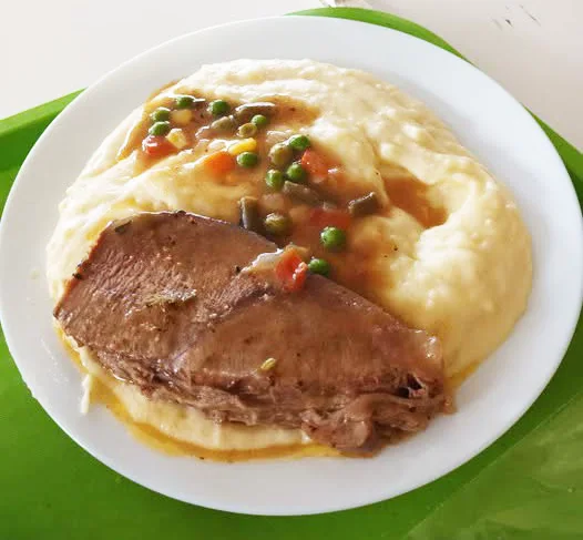 Carne al Jugo, Puré Cremoso y Vino Tinto: un clásico chileno lleno de sabor